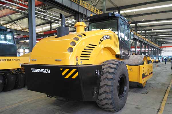 大型<a href='http://m.raalte.cn' target='_blank'>壓路機</a>